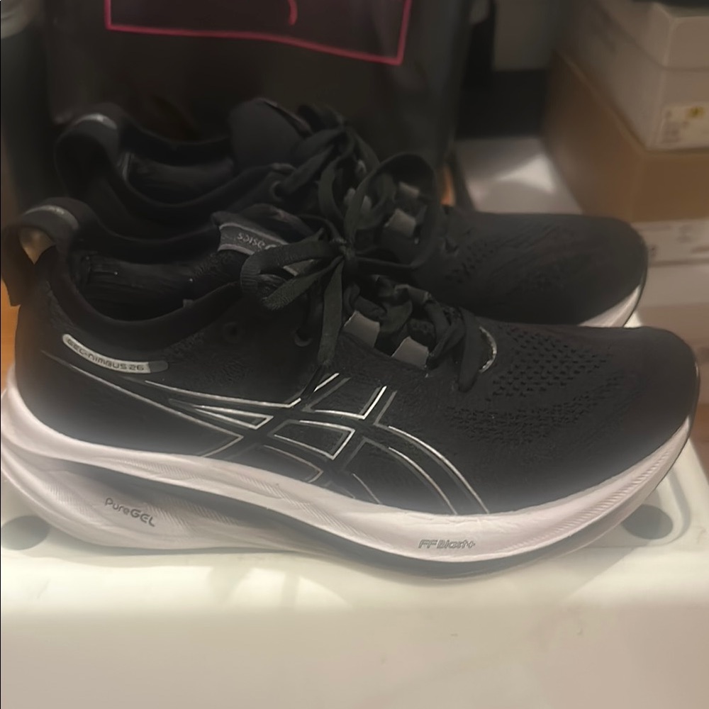 ASICS Women Gel Nimbus 26 Black/ Graphite Grey Size 8 Like New too big for me